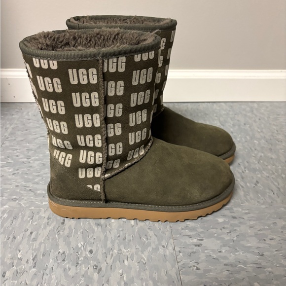 US Size 8 - UGG Women's Classic Suede Short ll UGG Graphic - Picture 1 of 5